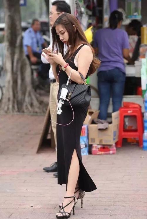 俏丽小姐姐紧身包臀裙搭配小巧的紧身背心，时髦的穿搭尽显青春