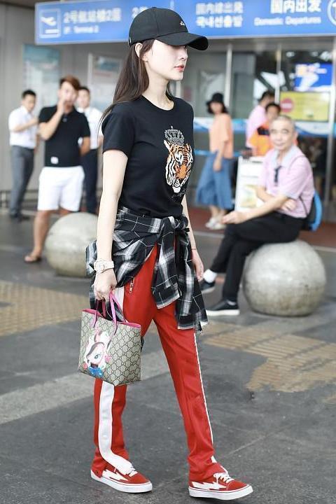 李小璐居然在T恤上绑个衣服, 腰都遮没了, 网友: 辣妈也疯狂