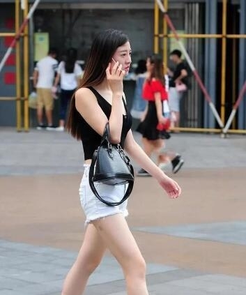 【展现】街拍,羞涩可人的小姐姐,展现性感酷雅气质,凸显女神的魅力