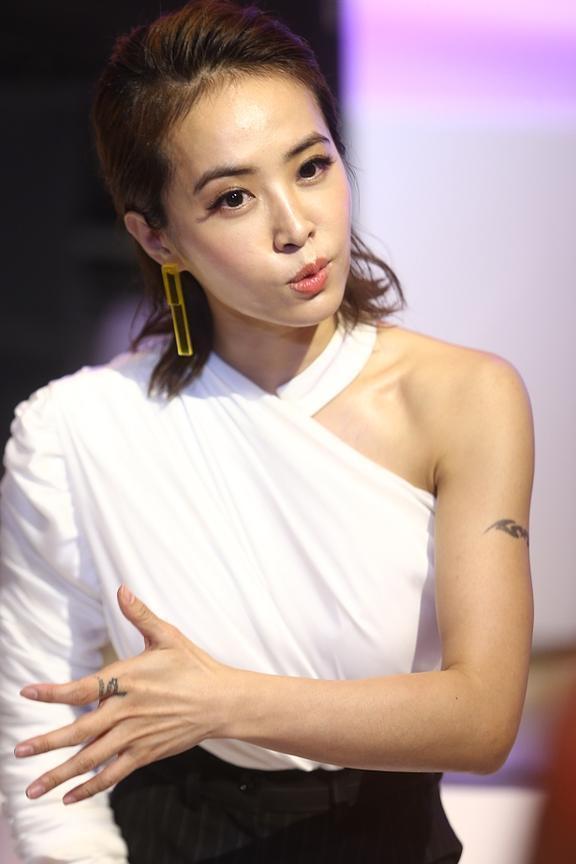 蔡依林奇葩穿搭! 上身缠纱布, 下半身挂着一条, 脚踩15cm高跟鞋!