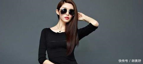 凸显气场的打底裤美女，充满妩媚范儿，让人着迷