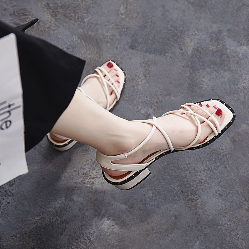 太美了、太美了!今夏流行的罗马凉鞋，让你的玉足白嫩又迷人