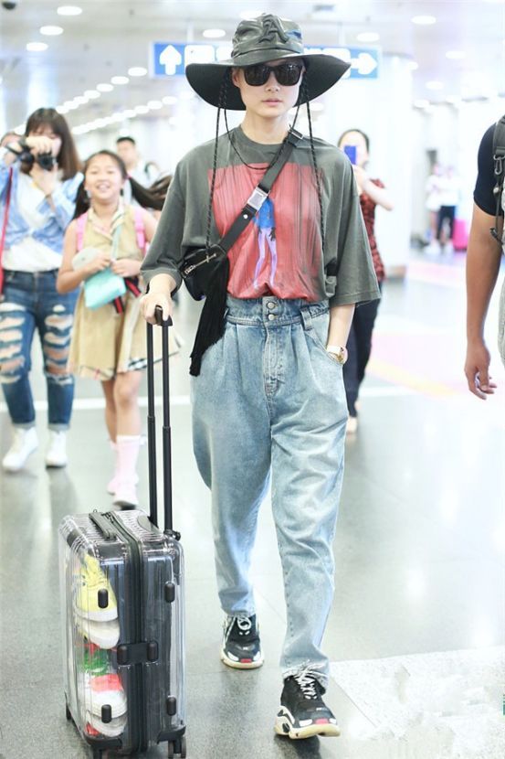 李宇春现身机场，2万多块的行李箱是透明的，网友：毫无隐私可言