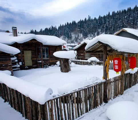中国冰雪第一乡，黑龙江省牡丹江双峰林场雪乡，银装素裹美不胜收