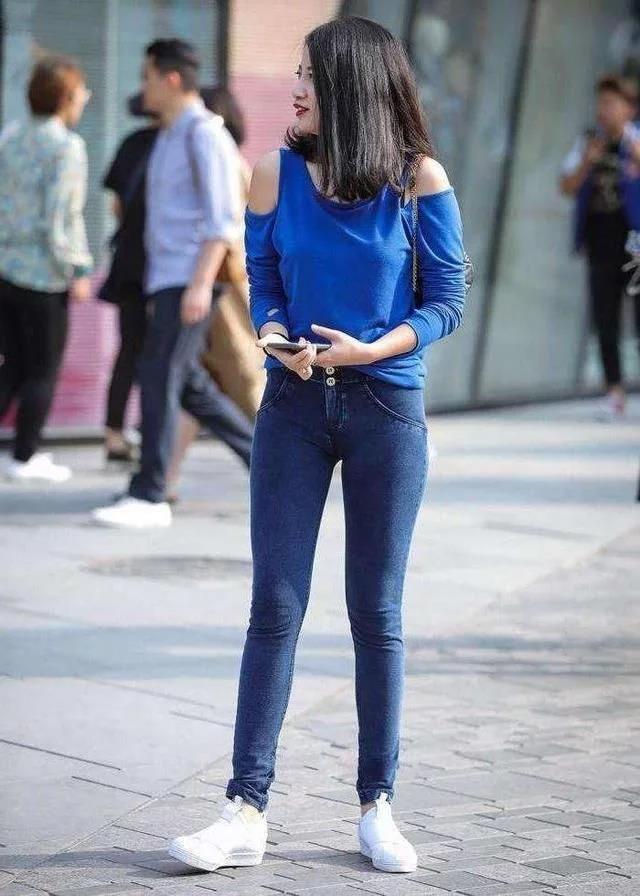 街拍：两闺蜜都穿着紧身裤，各有各的美