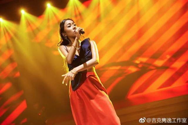 吉克隽逸包一块布就亮相活动，居然一点赘肉都没，网友:黑美人