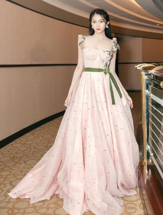 20岁关晓彤厉害！穿黑色连体裤秀逆天身材，网友：比巩俐还霸气