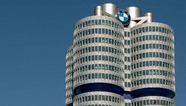  『汽车』宝马五系换标了？新汽车标志看上去不对劲，见到新汽车标志你要想购买宝马五系吗