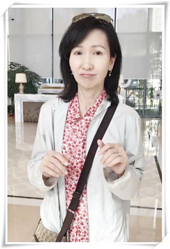 59岁陈美琪满面皱纹，优雅的老去，网友：不打针的脸就是这样真实