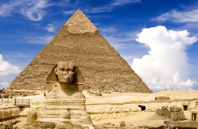 缅甸姑娘到中国旅游，在街上看到这场景就愣了：这里是埃及吗？