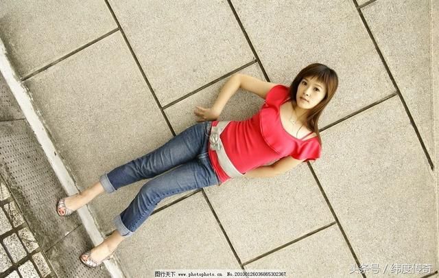 时装搭配，紧身牛仔裤在时尚界屹立不倒，因为它独特的修身魅力