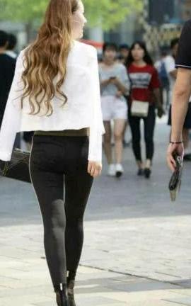 快来看看街拍达人的小姐姐吧，这样的穿搭你喜欢吗？