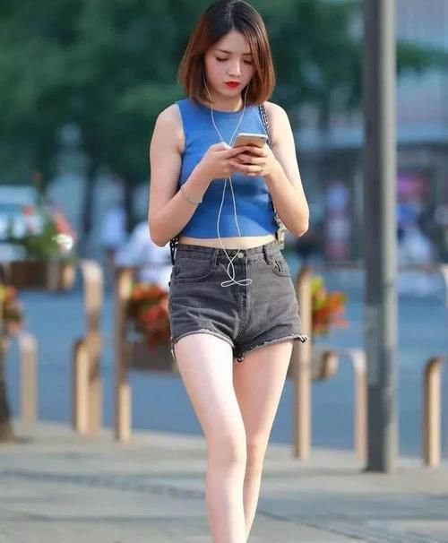 『短发』街拍:短发肉妹穿蓝色修身背心,小姐姐!