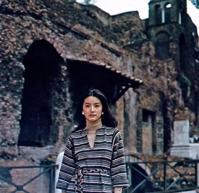  「合照」林青霞的穿搭，时髦了40年，网友：和胡因梦合照的那套，真不错