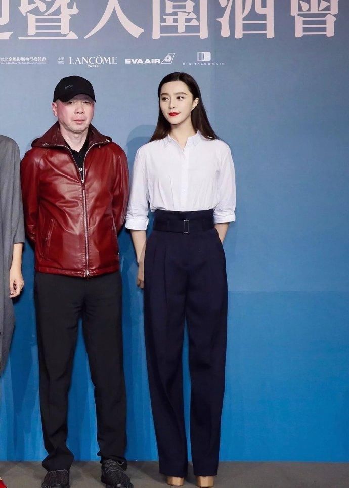 杨幂花式百搭，周冬雨思路清奇，穿白衬衫最好看的女星都有谁?