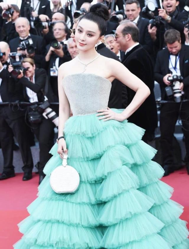 范冰冰走红毯却被手上的包意外抢戏,确定拿的不是煮泡面的锅吗?