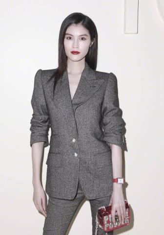 何穗“五五分”西装竟然都能驾驭自如，逆天长腿藏不住好撩人！