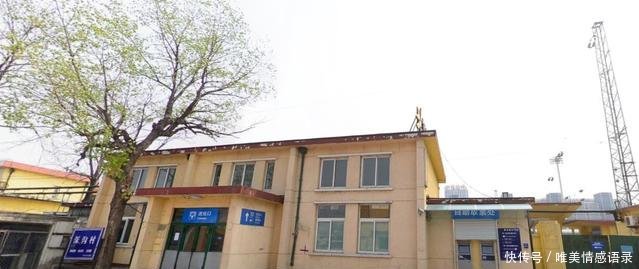  [候车]中国最破一等火车站需蹲大街上候车，样子不如镇级站却还