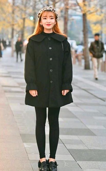 #美女#街拍：温柔可人的美女，一件黑色外套配黑色打底裤，青春靓丽迷人