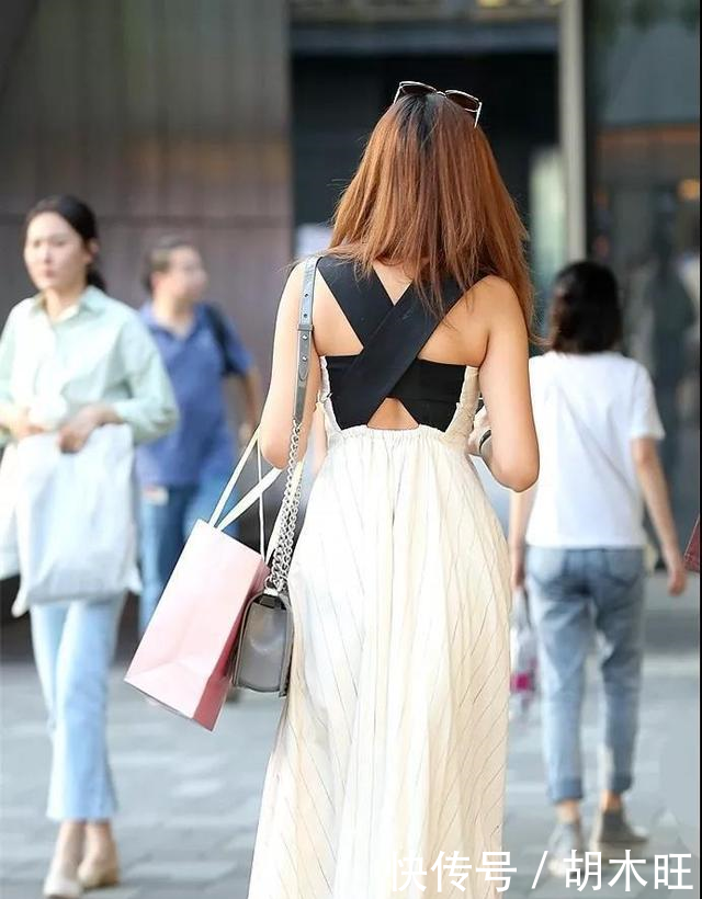 北京街拍 真正的美女们穿衣很大胆，背影性感妩媚，你肯定喜欢