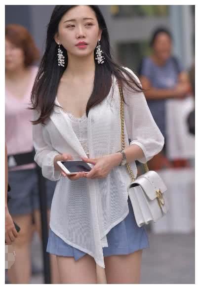 小姐姐抹胸外穿大胆时尚，嫩白皮肤修长身材引起路人纷纷回头看！