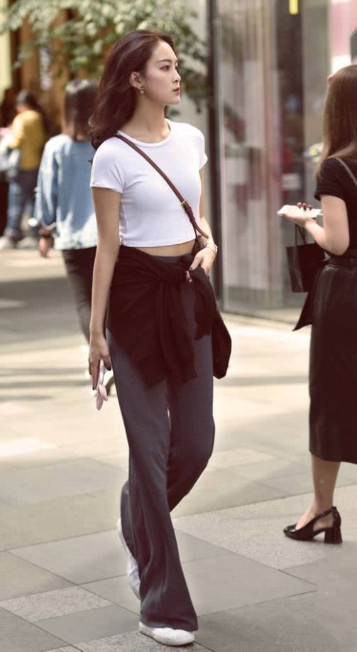 街拍：甜美可爱风的少女，怎么穿都能自带女神气息!