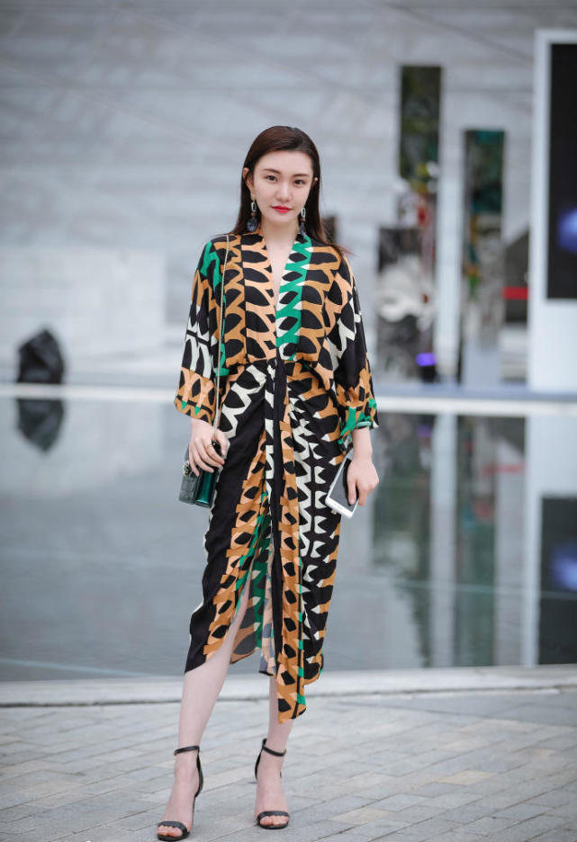 时尚街拍，图一妹子霸气的纹身一般人不敢接近