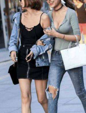 街拍: 时尚洋气的俩位小姐姐, 美腿修长晳白!