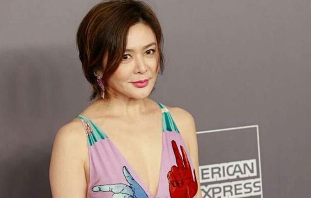 关之琳，这个大妈的年纪确实很适合穿碎花的裙子