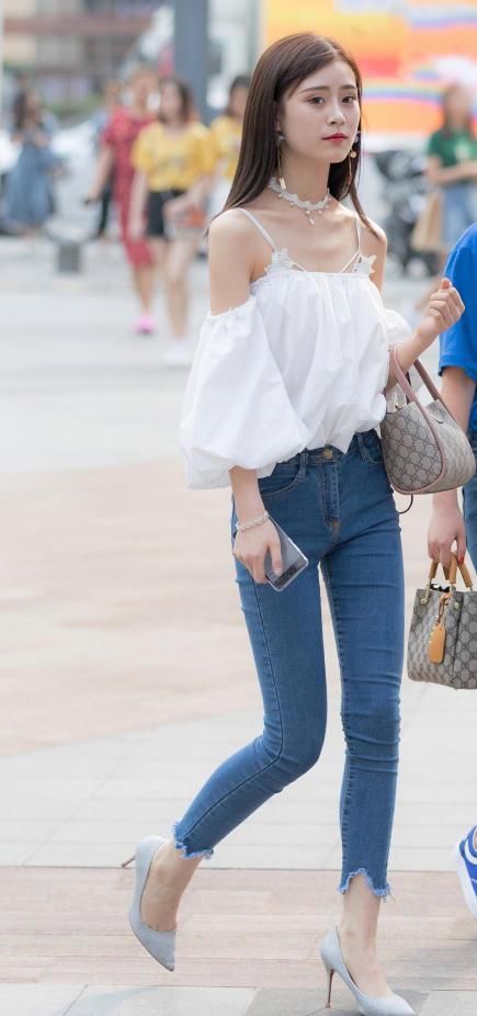 街拍：气质小姐姐紧身牛仔裤展现迷人大长腿，曼妙的身材很有看点