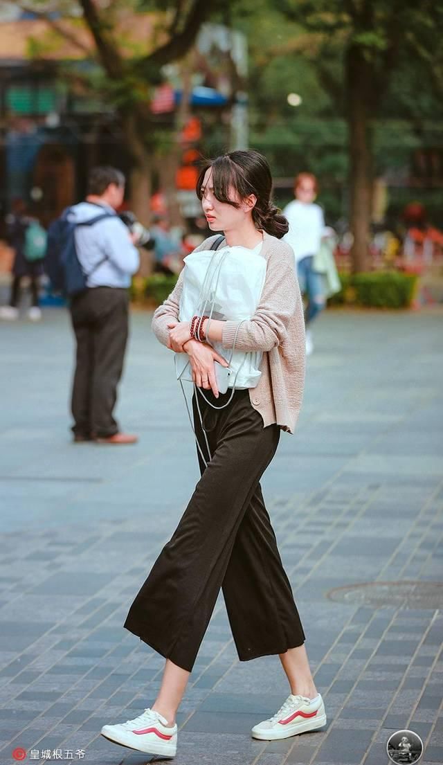 于自己的美■街拍:在造型穿搭上,有质感的衣服才能很好地凸显穿衣品味