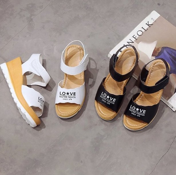 今年流行的女鞋确实够洋气的，穿上可美了，让你从头到脚都美呢