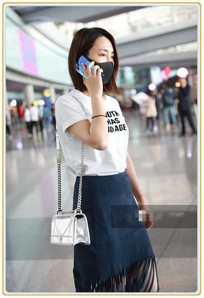 马苏彻底逆袭啦?T恤配流苏裙超清纯，网友:肚子上的赘肉暴露了