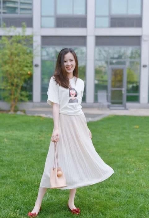 网红手捧奶茶走红，被称第二个奶茶妹！网友：没有对比就没有伤害