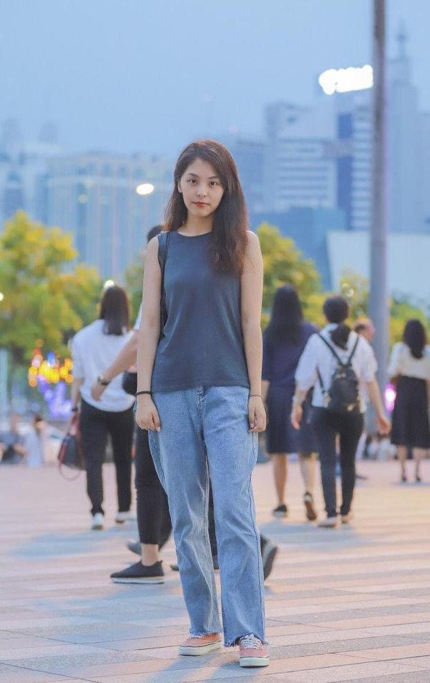 街拍: 仙气满满与冷艳大气彰显不同的魅力, “小腰精”很抢镜