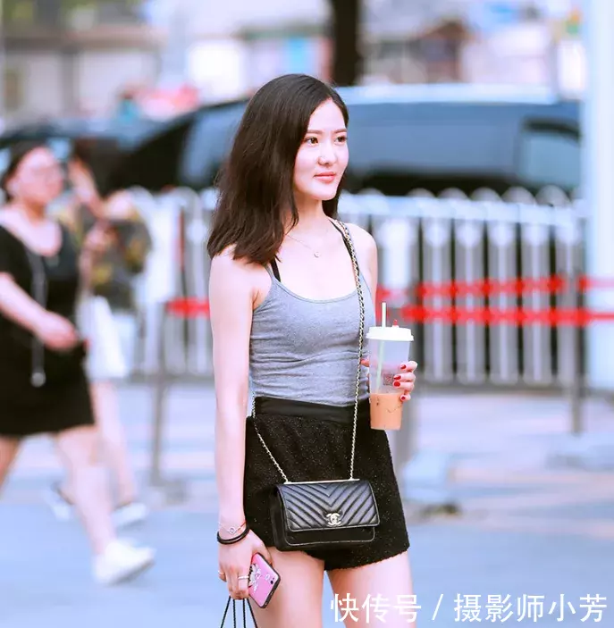 街拍:时尚柔美的打底裤小姐姐,娇俏迷人,勾勒出动人心弦的曲线