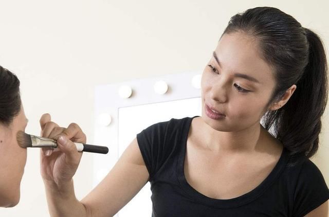 为什么“化妆师”自己却很少化妆？听内行人一说，顿时恍然大悟