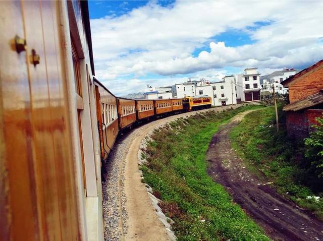 中国最慢的火车，比自行车还慢，却还是一票难求