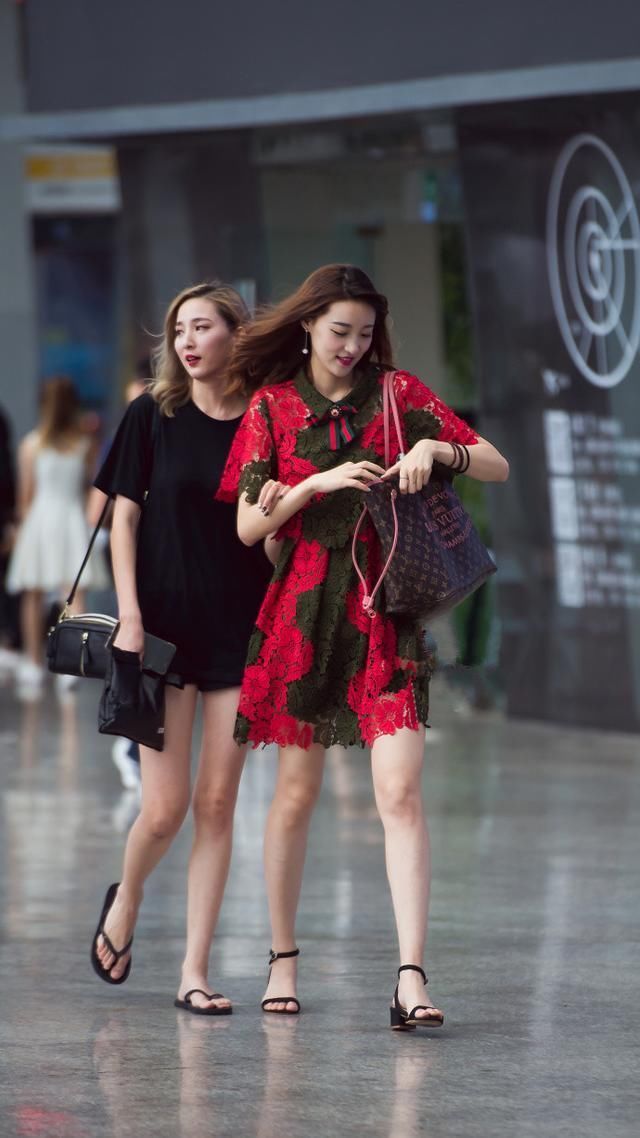 街拍 美女穿牛仔短裤 长相美，气质佳，大长腿，重要人品更是好!