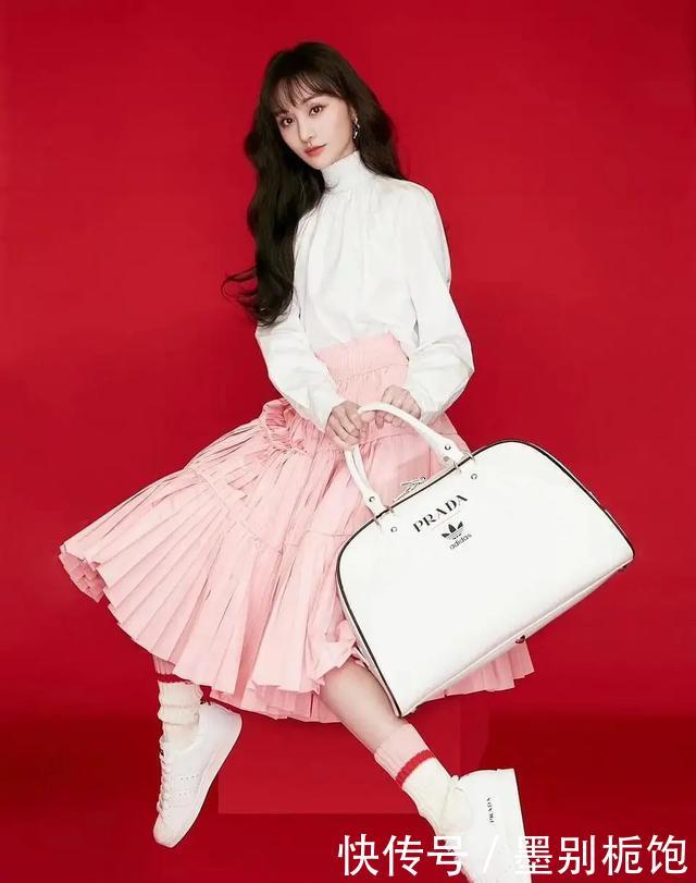 直发:郑爽真是特别的存在,稍微胖点就变美,穿碎花配黑直发美出新高度