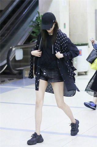 关晓彤穿短裤现身机场，看到她的大长腿，终于知道什么叫腿精了！