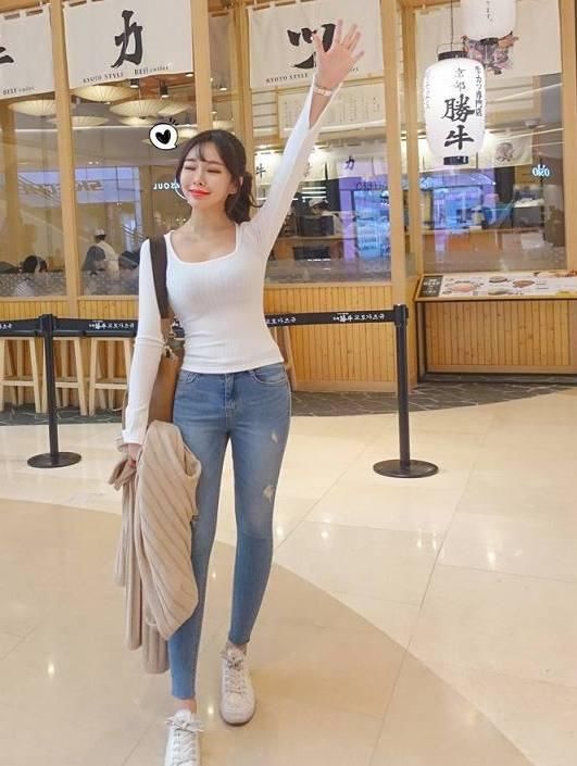 格外靓丽的牛仔裤女神，尽显曼妙多姿的美感，真让人着迷!