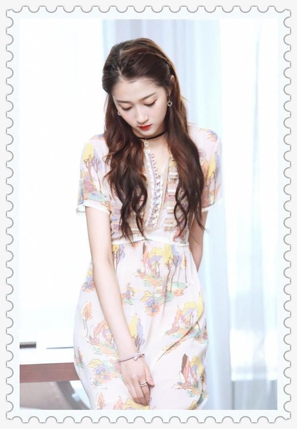 谁说关晓彤像大妈？同穿印花裙，明明是18岁的李兰迪更显老气！