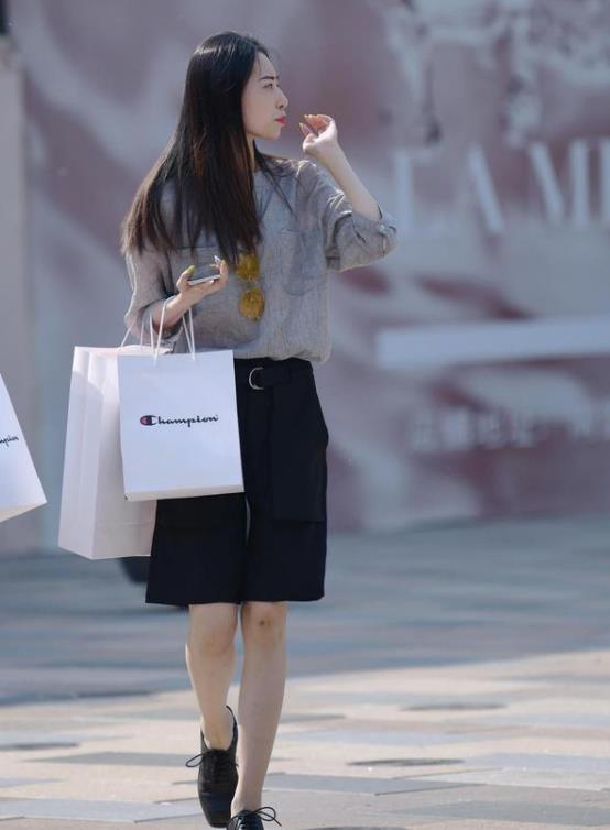 『秋月』街拍:皎若秋月的美女,一条粉色的连衣裙,时尚唯美好身姿