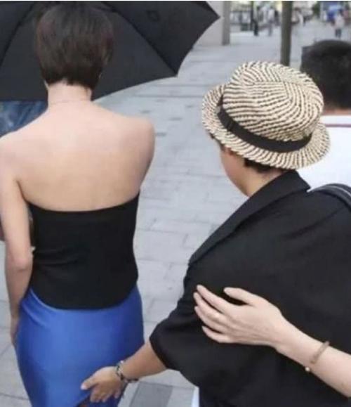 王珞丹太拼了，裙子短到需要助理用手挡着，网友：大开眼界啊！