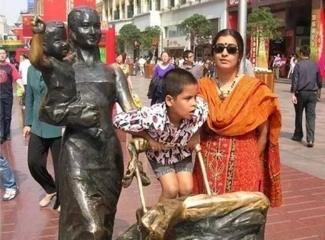 印度人来中国旅游，看到街上女孩感慨:中国游客连首饰都带不起吗