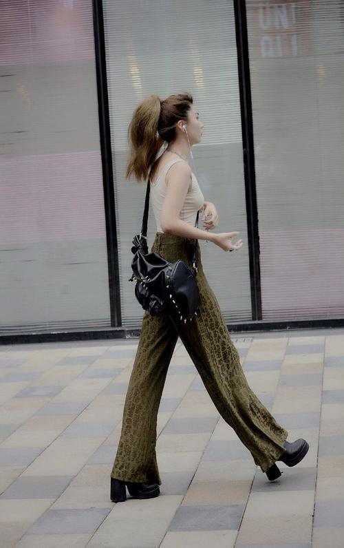 北京街拍：女孩这样穿衣搭配个性又很酷