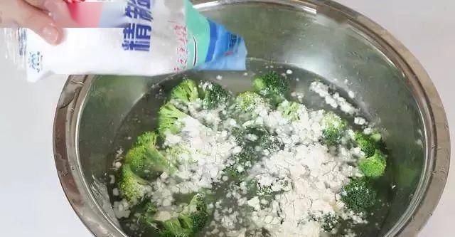  『蓝花』西蓝花洗不干净？教你一个小窍门，脏东西自己跑出来！