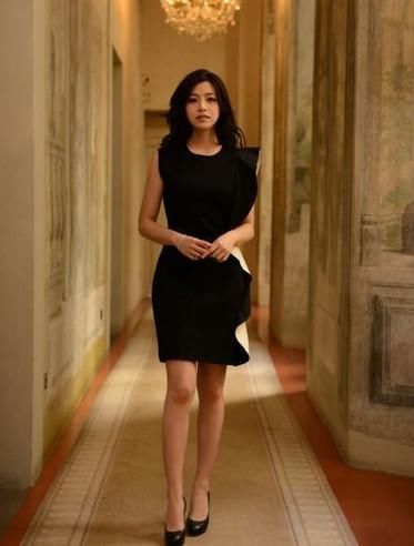 换上这条裙子后，陈妍希不止美了八个度