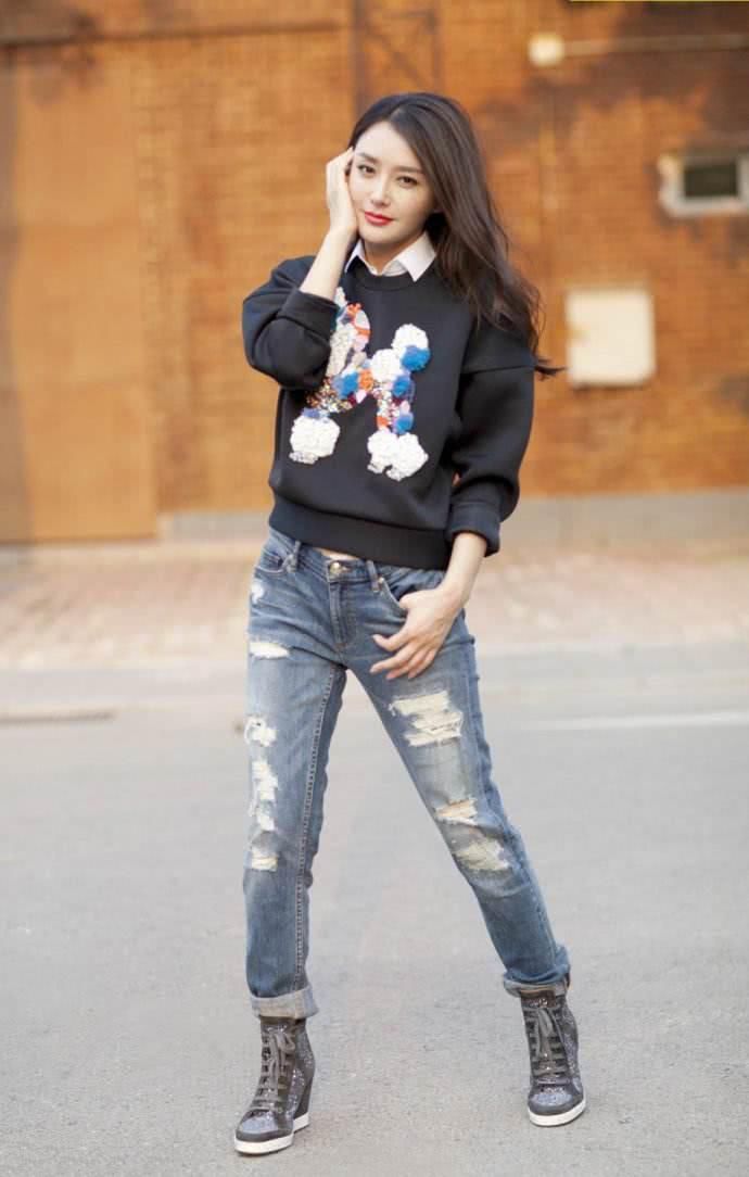 秦岚真任性!穿条粉红连衣裙，开叉开到大腿根，却美得与众不同!